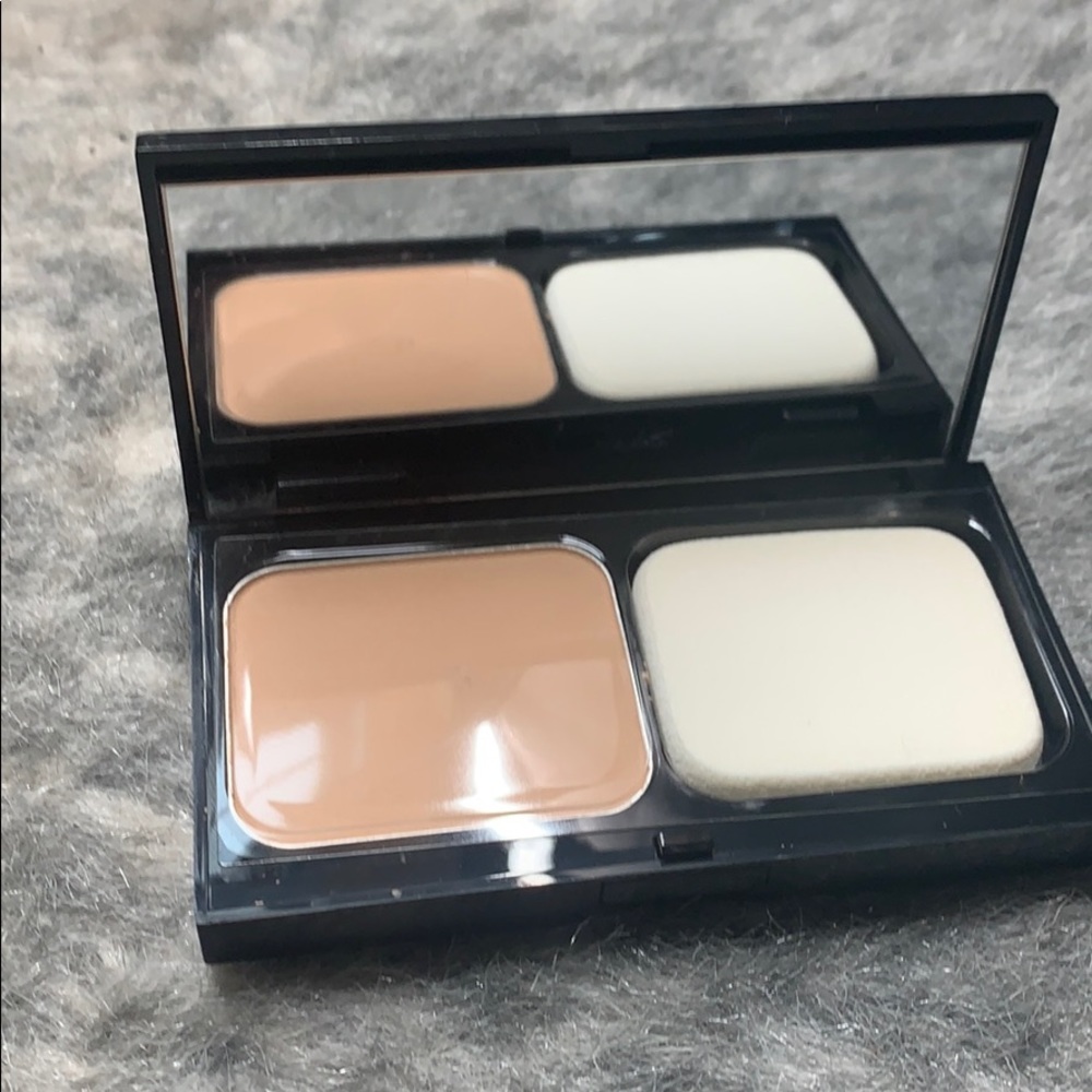 Bobbi brown weightless skin powder foundation
